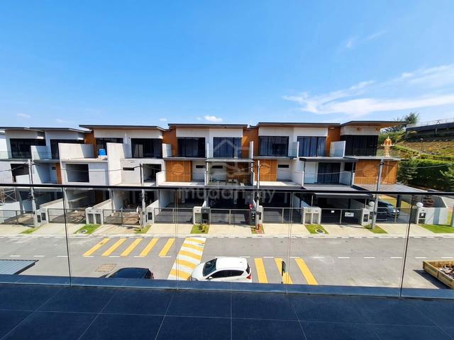 Kulai - 3 Storey Terrace @ Bukit Seni D'Art Hills, 5 Beds + 4 Baths !! 1
