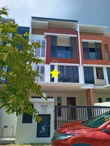 Partially Furnished!! 20x65 6R6B Setia Utama 2 3Sty House Setia Alam 1