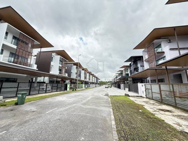 Windsor Estate 3 Storey Detached House for Rent📌Near Green Heights 1