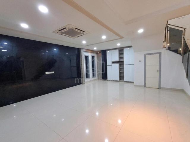 Taman Puchong Utama Corner Lot 2.5 Storey 6R6B Freehold Fully Renovate 1