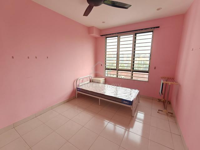 Middle Room, Laman Tasik Condo, Bandar Sri Permaisuri 1