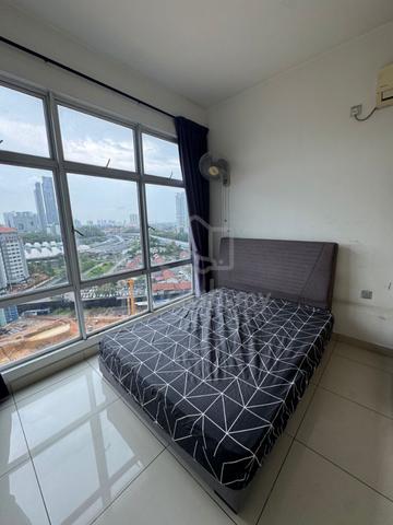 Queen bedroom for rent available now in CIQ area/ can walking to ciq 1