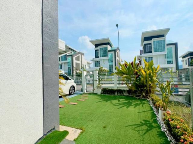 FULLY FURNISHED 2.5 Storey Bungalow at Laman Puteri Sikamat for Sale 3