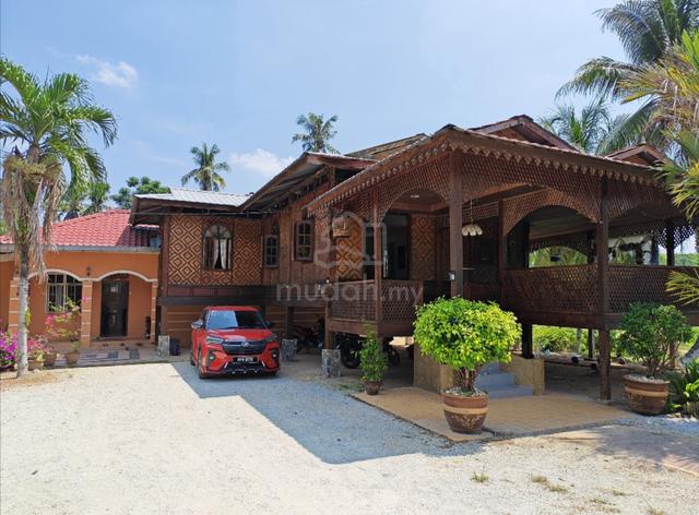 Writing
Traditional Malay bungalow on spacious land with a large veran 1