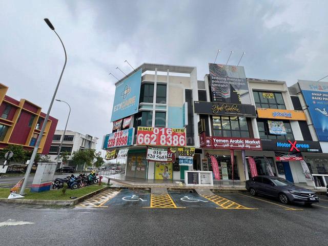 3 Storey Corner Facing Mainroad Bandar Seri Putra 1