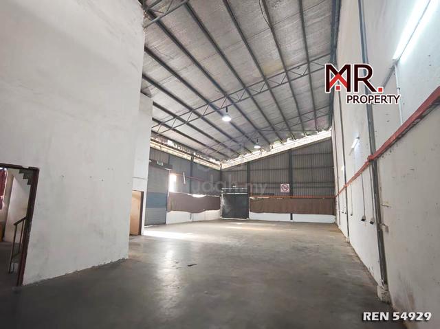 GOOD CONDITION Semi-D Factory / Warehouse Taman Makmur Lunas FOR RENT 1
