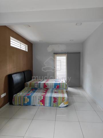Resort Like Co-Living: Spacious Master Bedroom in Putra Heights 1