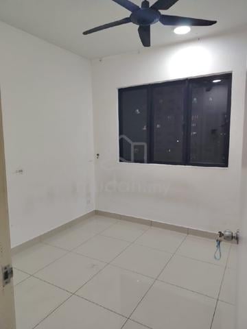 Middle Room Available for Rent 1