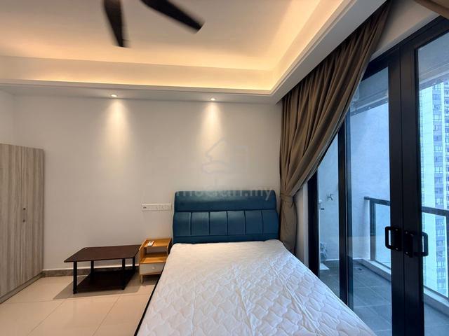 Medium Room | Balcony Room | RNF CIQ | Room For Rent|R&F Princess Cove 1