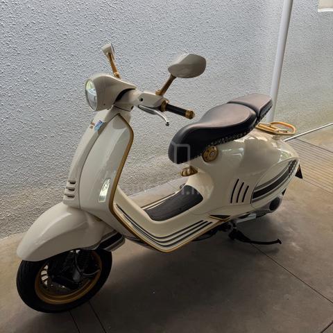 Vespa 946 Christian Dior Limited Edition - photo 2 of 20