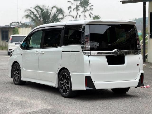2018 Toyota VOXY 2.0 ZS High Spec (A) GR SPORT - 5