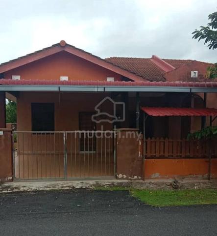 Rumah Dan laman Luas โ
SemiD di Taman Gelanggi Perdana 1