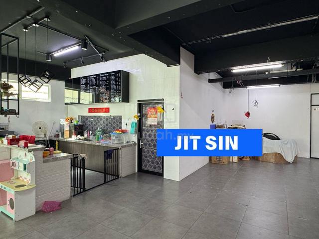 Big Space!! High visibility! 86 Avenue Jalan Perak 2200sf Commercial 1