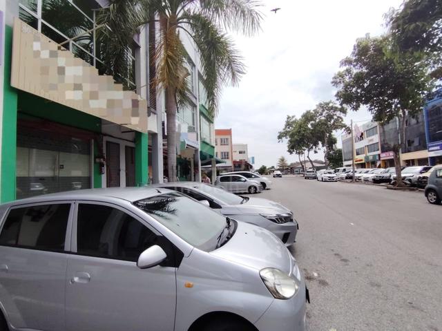 PRIME LOCATION 3-Storey Shoplot @ Cheng Utama 1