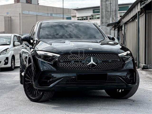 2025 Mercedes GLC350e 4MATIC Blackout PANO 20IN - 3