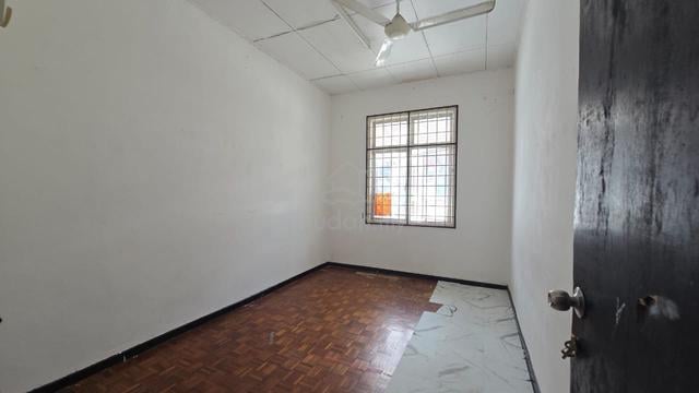 Lorong Tun ismail tingkat 2 office for rent can stay. 1