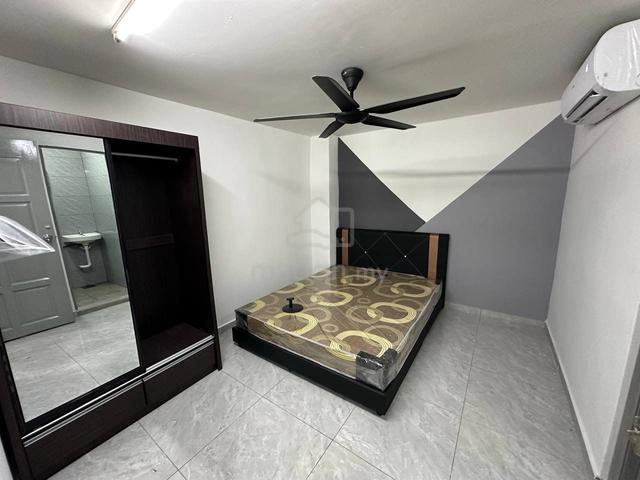 3 min walking CIQ MASTERBED New Unit Jb town / Pelangi Woodland 2