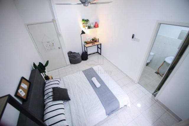 [FEMALE UNIT - MASTER ROOM W AIROCON & PRIVATE BATH] - 8min TO MRT 1