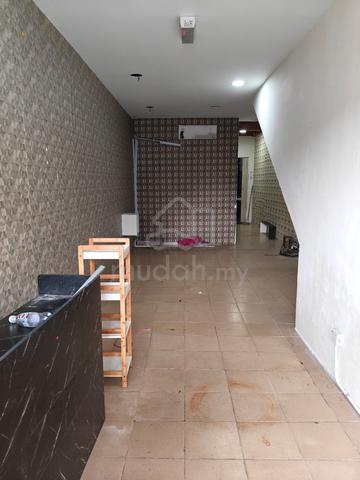 fasa 8 , ground floor , half shop , sri gombak , batu caves . 1