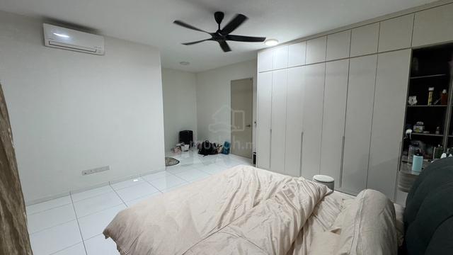Spacious Master Room at Bukit Indah 1