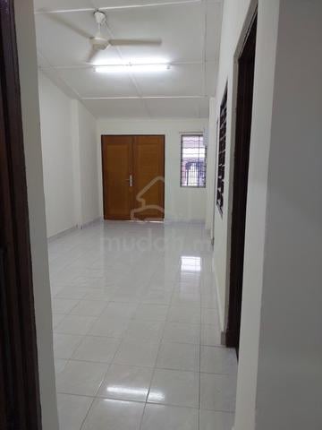 Petaling Jaya Seksyen 8. Single Storey Terrace House 6 bedrooms To Let 1