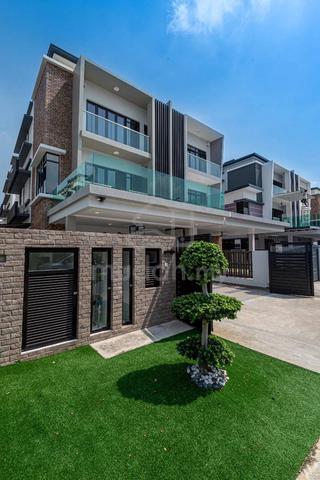 3 story Semi D fully renovated 1
