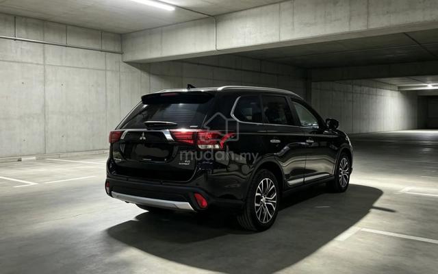 TRUE YEAR 2017 Mitsubishi OUTLANDER 2.0 AWD (A) - 2