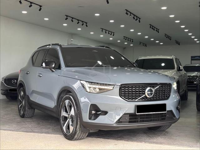 2022 Volvo XC40 2.0 B5 R-Design-Full Service Volvo - 2