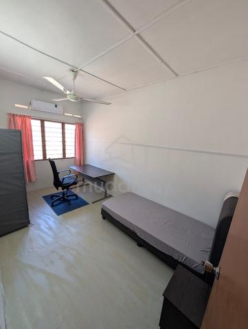 Room for Rent in SS1 Kampung Tunku 1