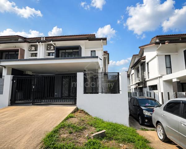 Newly Painted End Lot c/w  Kitchen Cabinet @ Saffron Hills, Denai Alam 1