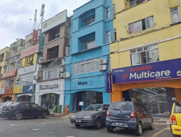 Bandar Puchong Utama ,  4 Storey Shoplot , Hot Area!! Limited Unit 1