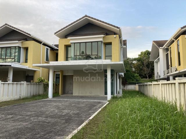 Very Big Semi D Bandar Enstek on a Very Big Land 40' x 145' For Sale!! 1
