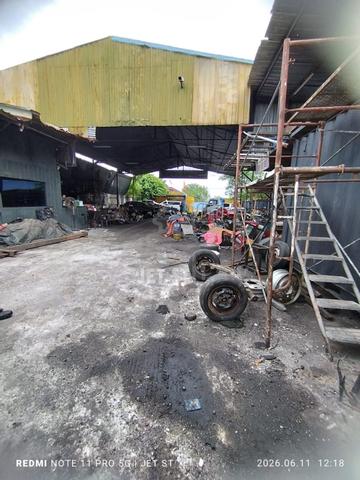 Main Road Bukit Kemuning Land With Warehouse for Rent 1