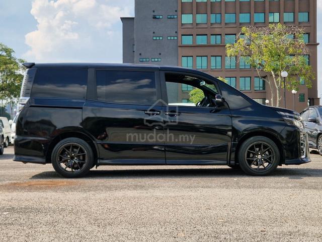 2019 Toyota VOXY 2.0 KIRAMEKI II SUNROOF FULLON - 2