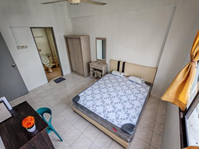 Master room, private bathroom, jelutong 1