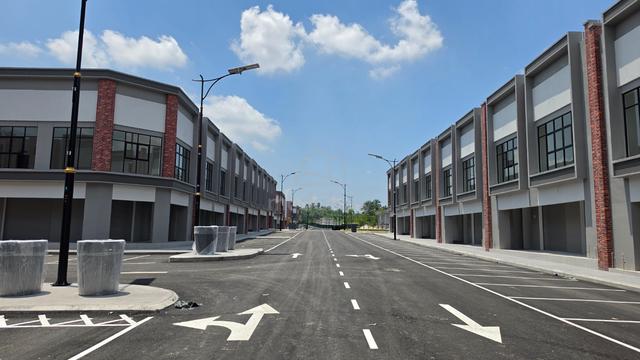 2 storeys 20x65 Village Square Shoplot @ Rawang For Rent 1