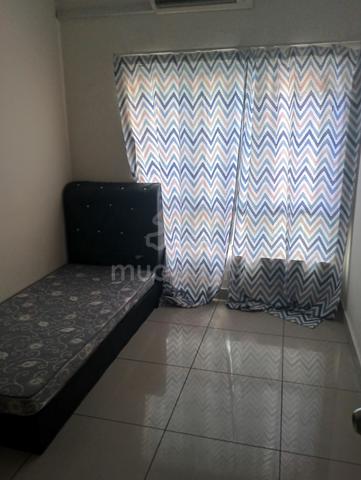 Middle room for rent 1