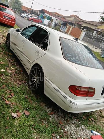 2001 Mercedes Benz E-CLASS 2.6 240 CLASSIC (CBU) - 2