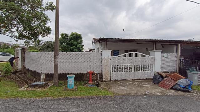 Landed Corner Lot For Rent 1