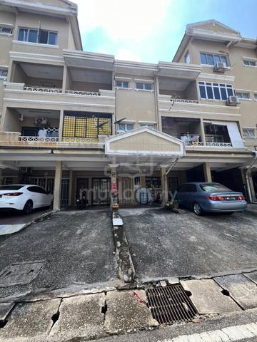 SPACIOUS NEWLY REFURBISHED TOWNHOUSE Sri Mahligai Seksyen 9 Shah Alam 1