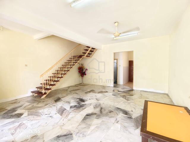 Double storey House Taman Lestari Putra,Seri Kembangan Near ameniti 1