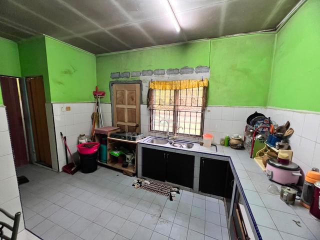 Jalan perubatan, taman universiti,1 storey, free new cat and repair 1
