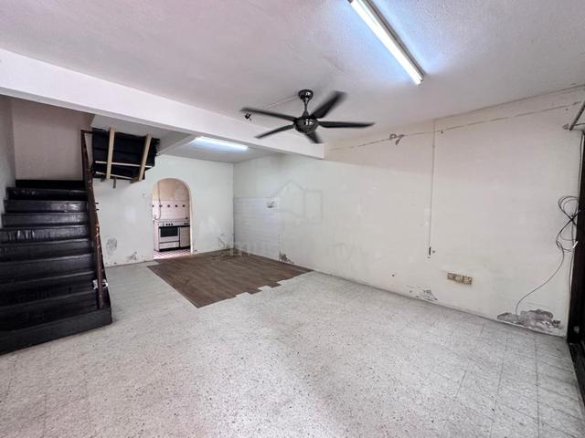 Taman Sri Sinar 2.5 storey landed house for RENT 1