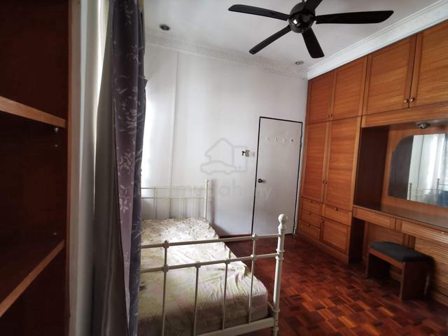 Middle room for ladies near Midvalley 4