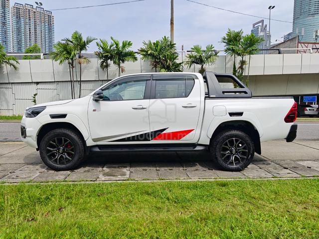 2025 Toyota HILUX 2.8 GR SPORT SHOW ROOM CAR (A) - 3