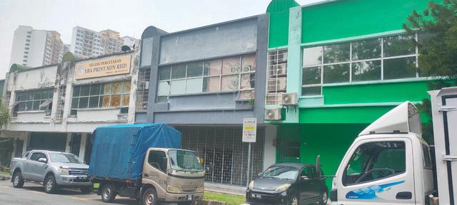 OUG Industrial Warehouse 1½  To Rent 30x90 (Land Area 2700sf) 1