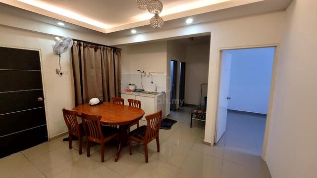 Graceland Villa (Desa Rahmat) room to rent 1