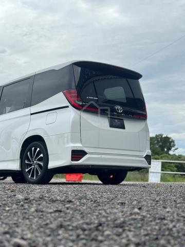 2022 Toyota NOAH 2.0 Z (A) - 4