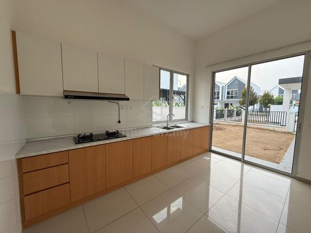For Rent 2 sty Garden Home End lot with extra Land 10ft @Hazelton 1