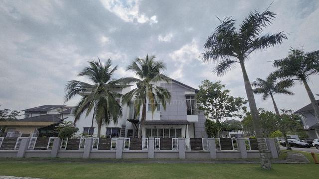 Spacious Corner Lot 2-Storey Bungalow Laman Seri, Seksyen 13 Shah Alam 1